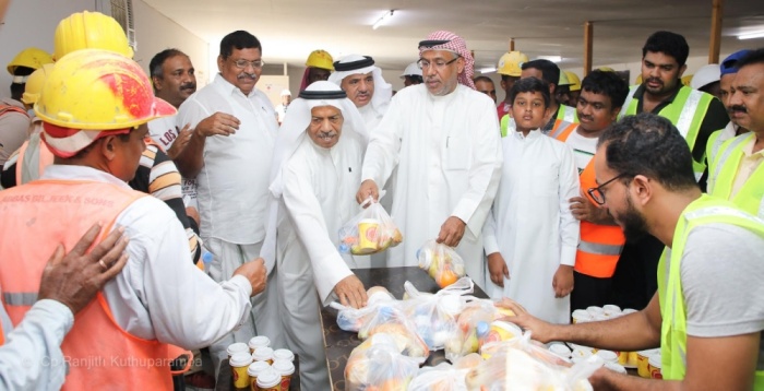 "البحرين للأعمال التجارية" ينظِّم مبادرة توزيع المياه والفواكه على العمال