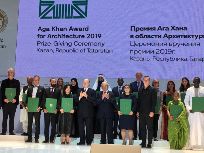 مي بنت محمد  تستلم جائزة الأغا خان للعمارة