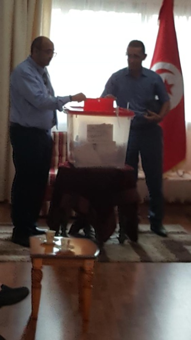 التونسيون بالبحرين يصوتون في انتخابات الرئاسة بمقر السفارة