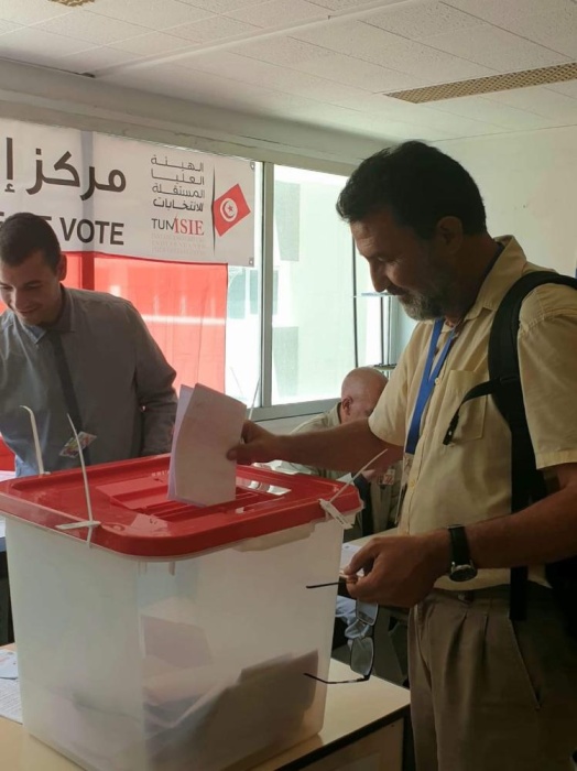 التونسيون بالبحرين يصوتون في انتخابات الرئاسة بمقر السفارة