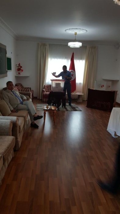 التونسيون بالبحرين يصوتون في انتخابات الرئاسة بمقر السفارة