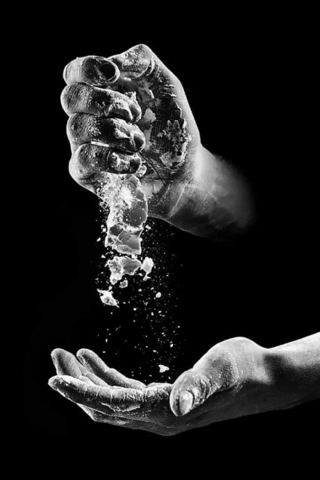 تركت في يده شيئاً من جنونها الأعظم نوال الجبر