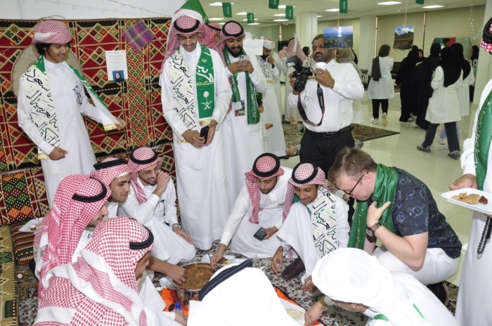 طلبة "الخليج العربي" يحتفلون باليوم الوطني السعودي