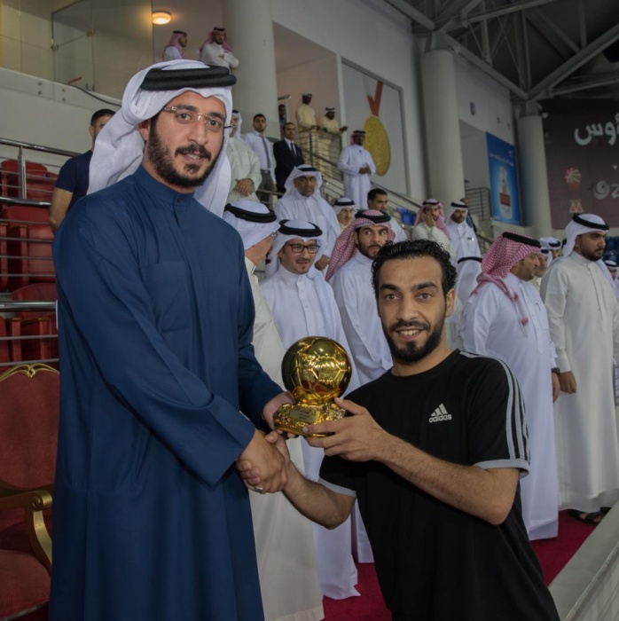 خالد بن حمد يتوّج أصحاب المراكز الأولى بختام منافسات دوري سموه لكرة القدم الصالات