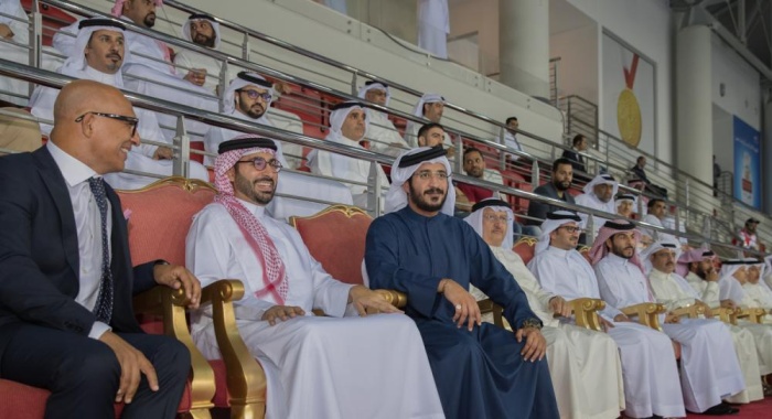 خالد بن حمد يتوّج أصحاب المراكز الأولى بختام منافسات دوري سموه لكرة القدم الصالات