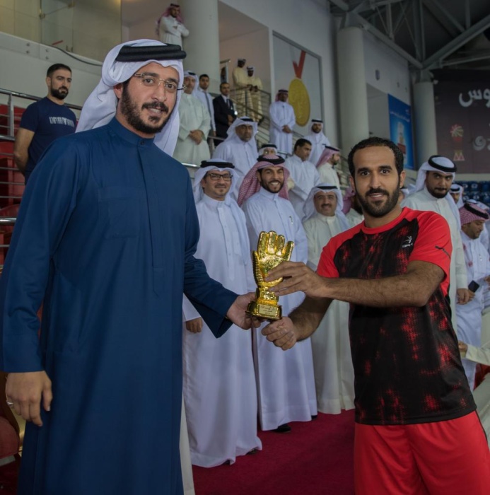 خالد بن حمد يتوّج أصحاب المراكز الأولى بختام منافسات دوري سموه لكرة القدم الصالات