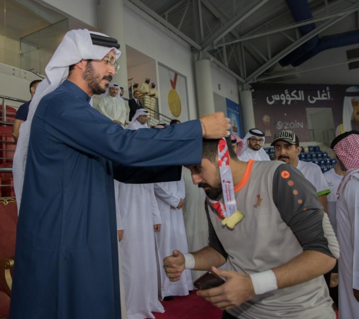 خالد بن حمد يتوّج أصحاب المراكز الأولى بختام منافسات دوري سموه لكرة القدم الصالات