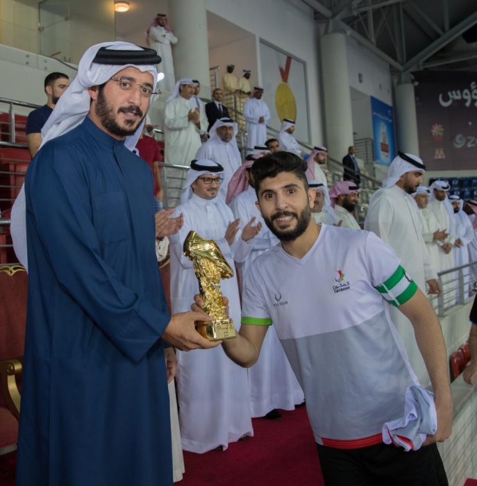 خالد بن حمد يتوّج أصحاب المراكز الأولى بختام منافسات دوري سموه لكرة القدم الصالات