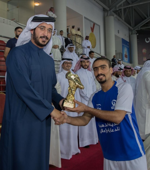 خالد بن حمد يتوّج أصحاب المراكز الأولى بختام منافسات دوري سموه لكرة القدم الصالات
