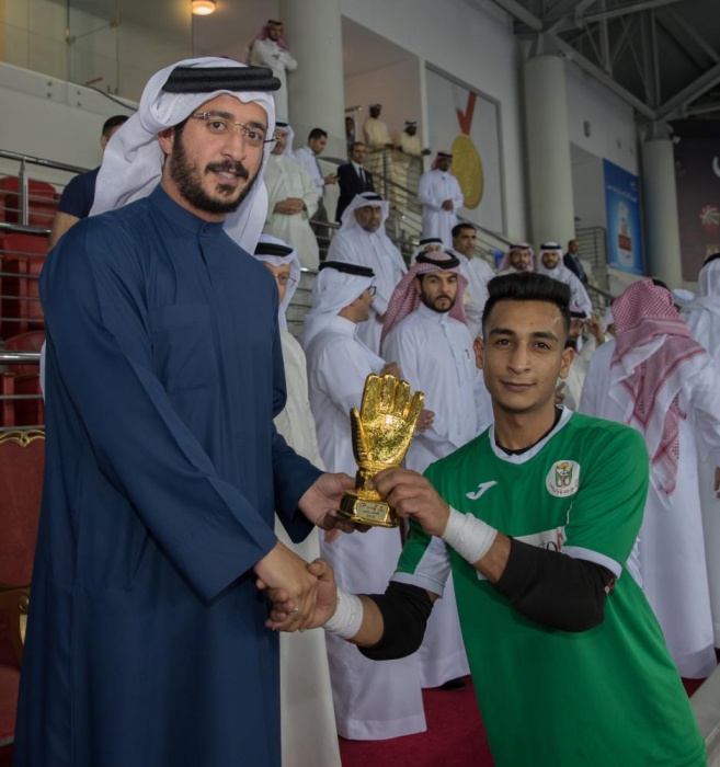 خالد بن حمد يتوّج أصحاب المراكز الأولى بختام منافسات دوري سموه لكرة القدم الصالات