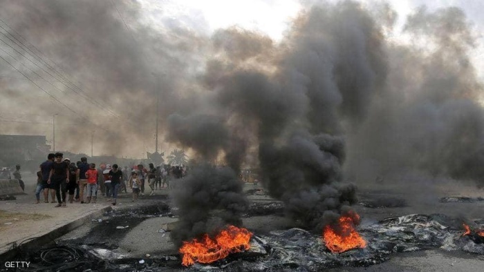 سقف المطالب يتصاعد.. محتجو العراق يطالبون برحيل رئيس الحكومة