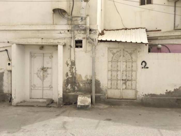 سكان في العكر والمعامير يشكون "ظاهرة تعري الأجنبيات"