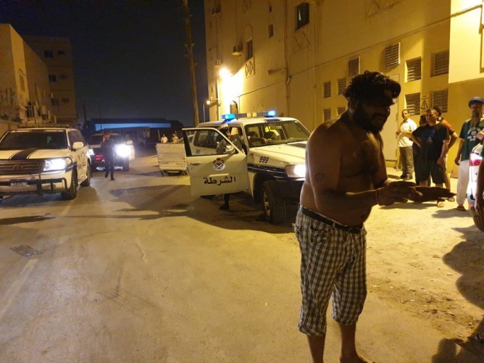 سكان في العكر والمعامير يشكون "ظاهرة تعري الأجنبيات"