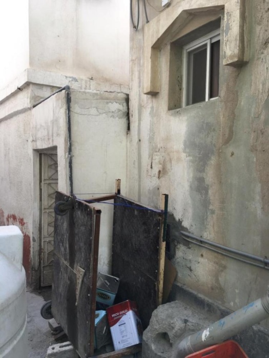 سكان في العكر والمعامير يشكون "ظاهرة تعري الأجنبيات"