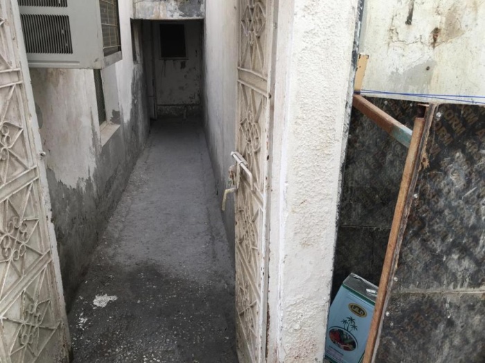 سكان في العكر والمعامير يشكون "ظاهرة تعري الأجنبيات"