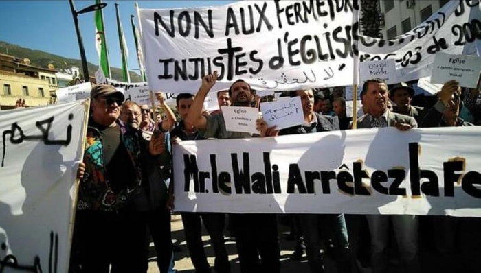 احتجاج مسيحيين بروتستانت على تشميع الكنائس في الجزائر