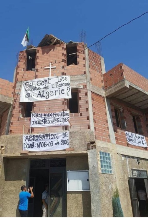 احتجاج مسيحيين بروتستانت على تشميع الكنائس في الجزائر