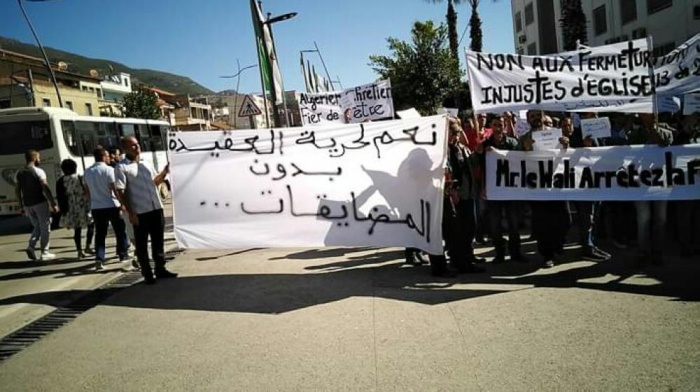 احتجاج مسيحيين بروتستانت على تشميع الكنائس في الجزائر