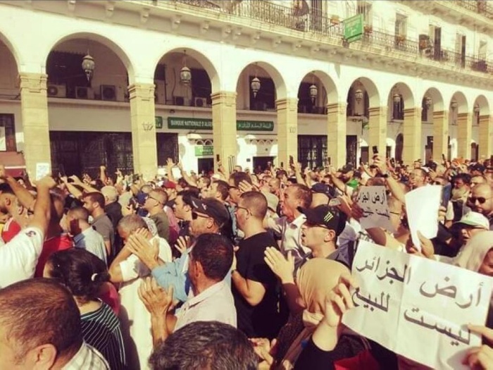 الجزائريون يثورون على مشروع قانون المحروقات