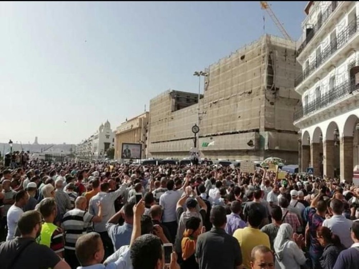 الجزائريون يثورون على مشروع قانون المحروقات