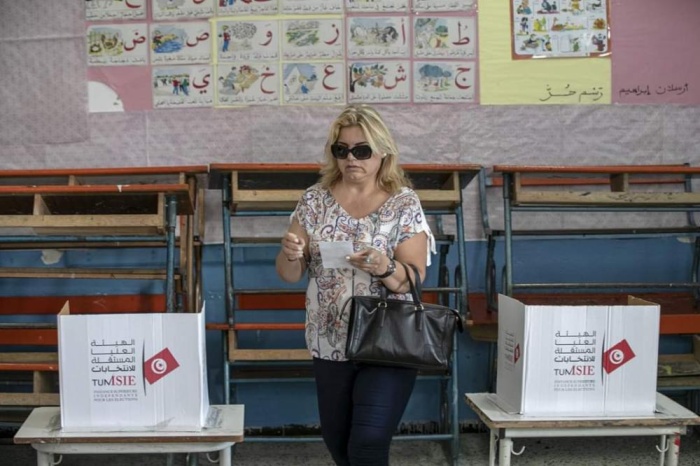بالصور - التونسيون يصوتون في جولة الإعادة لانتخابات الرئاسة
