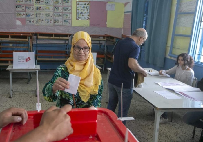 بالصور - التونسيون يصوتون في جولة الإعادة لانتخابات الرئاسة