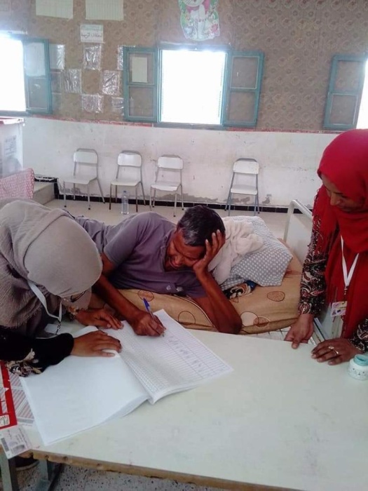 بالصور - التونسيون يصوتون في جولة الإعادة لانتخابات الرئاسة