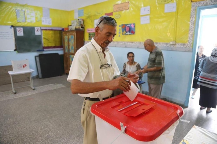 بالصور - التونسيون يصوتون في جولة الإعادة لانتخابات الرئاسة