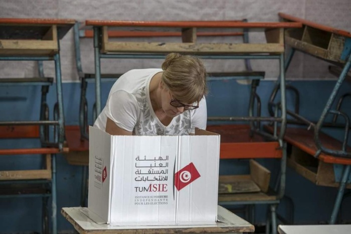بالصور - التونسيون يصوتون في جولة الإعادة لانتخابات الرئاسة