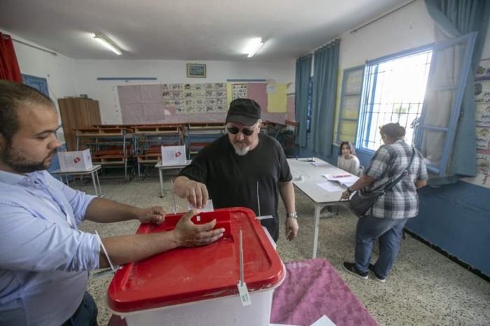 بالصور - التونسيون يصوتون في جولة الإعادة لانتخابات الرئاسة