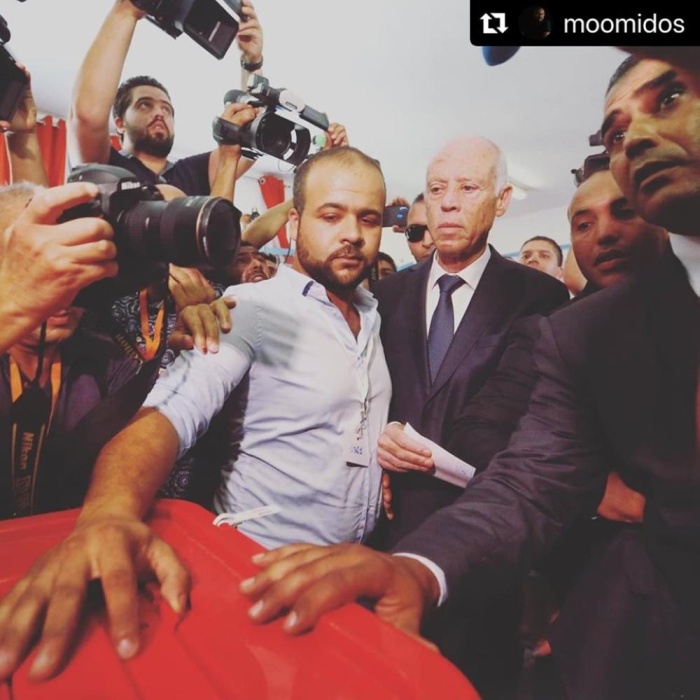 بالصور - التونسيون يصوتون في جولة الإعادة لانتخابات الرئاسة