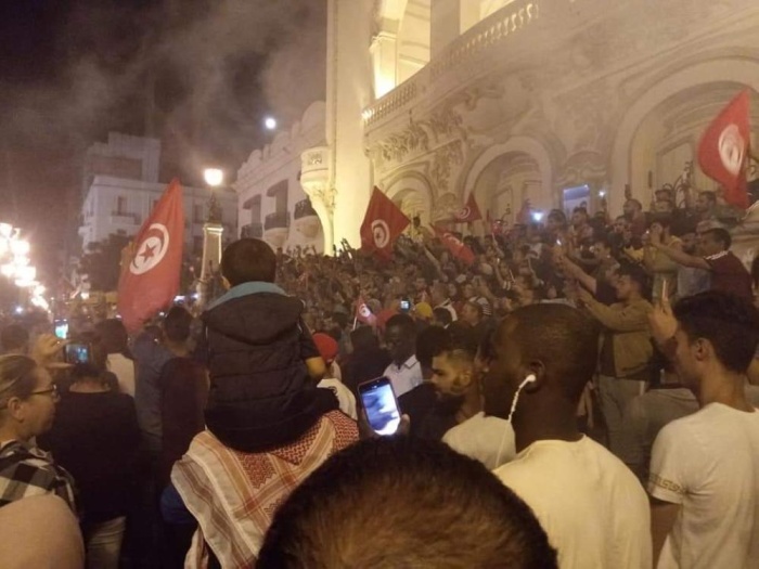 التونسيون يحتفلون بفوز قيس سعيد في انتخابات الرئاسة التونسية