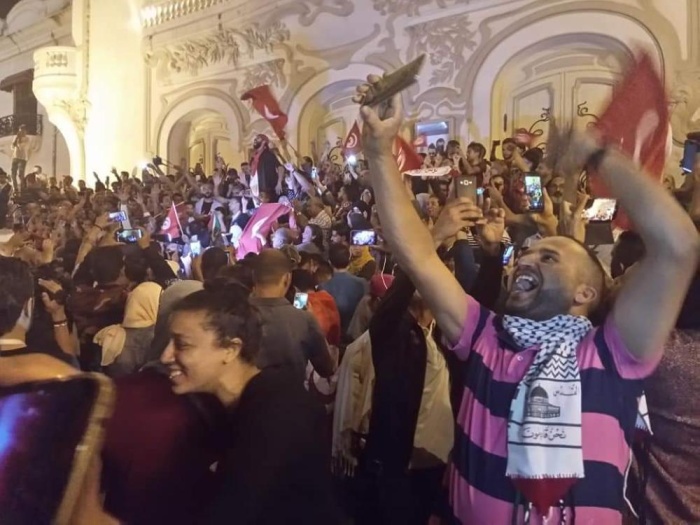 التونسيون يحتفلون بفوز قيس سعيد في انتخابات الرئاسة التونسية