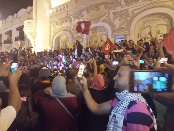 التونسيون يحتفلون بفوز قيس سعيد في انتخابات الرئاسة التونسية