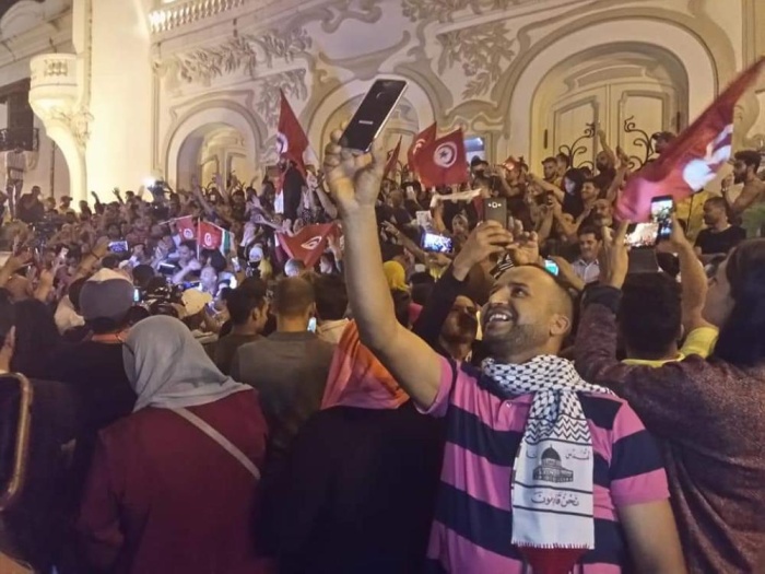 التونسيون يحتفلون بفوز قيس سعيد في انتخابات الرئاسة التونسية