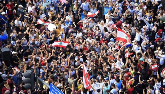 بالصور - بيروت تحترق بإطلاق النار والشغب والغاز المسيل للدموع