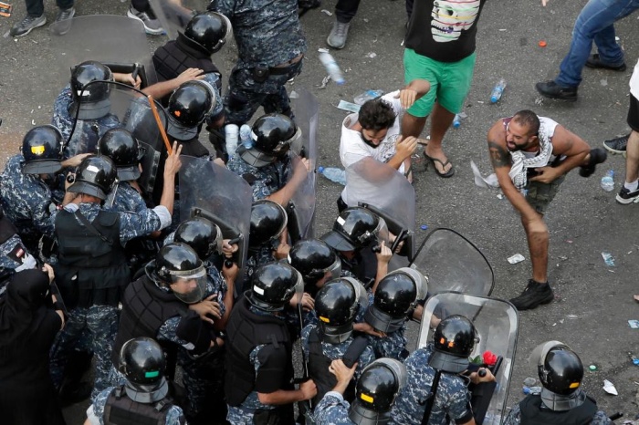 بالصور - بيروت تحترق بإطلاق النار والشغب والغاز المسيل للدموع
