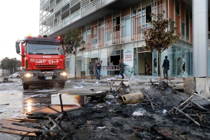 بالصور - بيروت تحترق بإطلاق النار والشغب والغاز المسيل للدموع