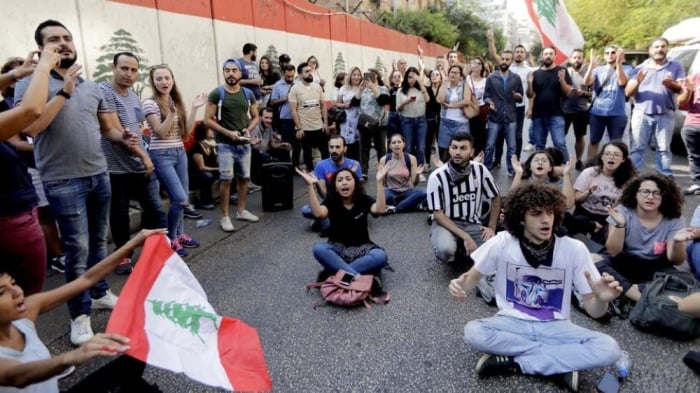 الحراك الشعبي يطالب باستقالة حكومة الحريري فوراً