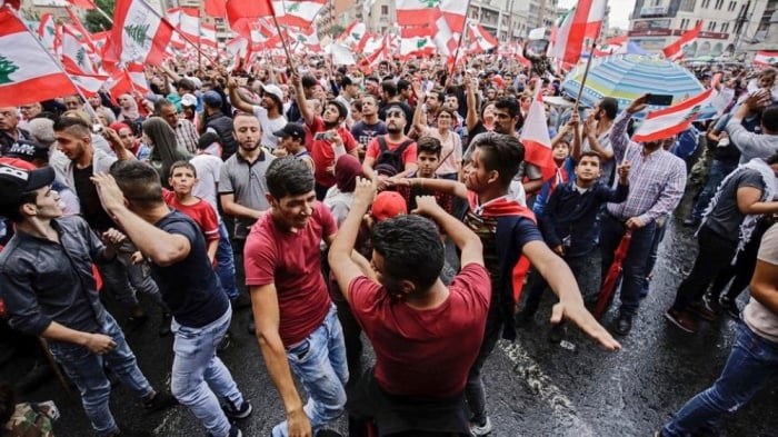 حراك لبنان لا يكل.. قطع الطرقات يتسع ومدن الجنوب تنتفض