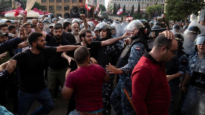 احتجاجات مستمرة بلبنان واشتباك بين الأمن وموالين لحزب الله