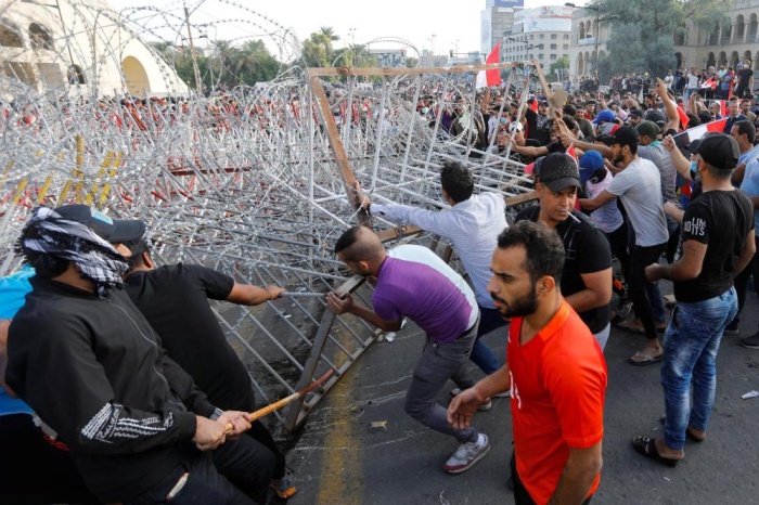 الأمن العراقي يفض اعتصام ساحة التحرير وسط بغداد