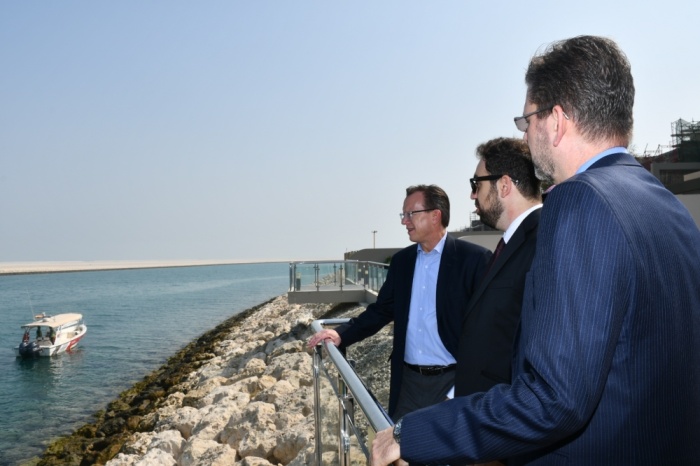 السفير الأمريكي يزور مشروع ديار المحرق