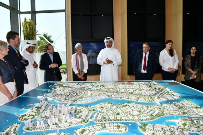 السفير الأمريكي يزور مشروع ديار المحرق