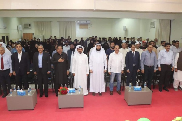 المدرسة الباكستانية تكرِّم 52 طالباً متميزاً بإعفائهم من الرسوم