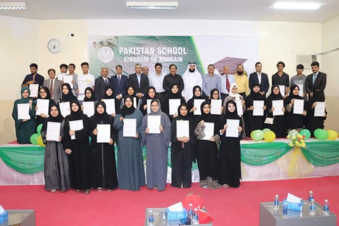 المدرسة الباكستانية تكرِّم 52 طالباً متميزاً بإعفائهم من الرسوم