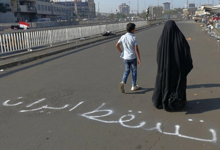 العراقيون يثورون بالأحذية ضد إيران.. وسليماني يزور النجف