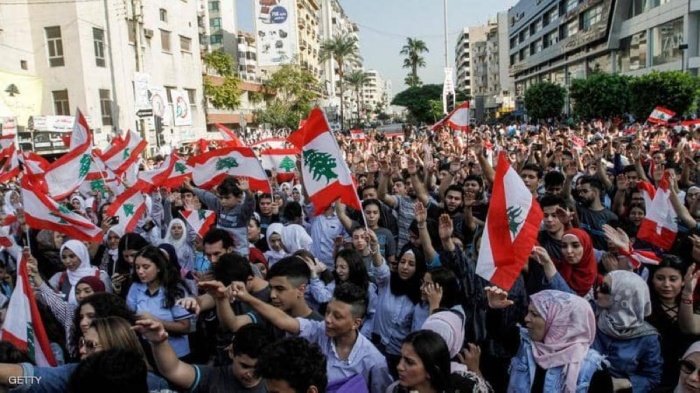 طلاب لبنان ينضمون للاحتجاجات وإغلاق المرافق يتجدد