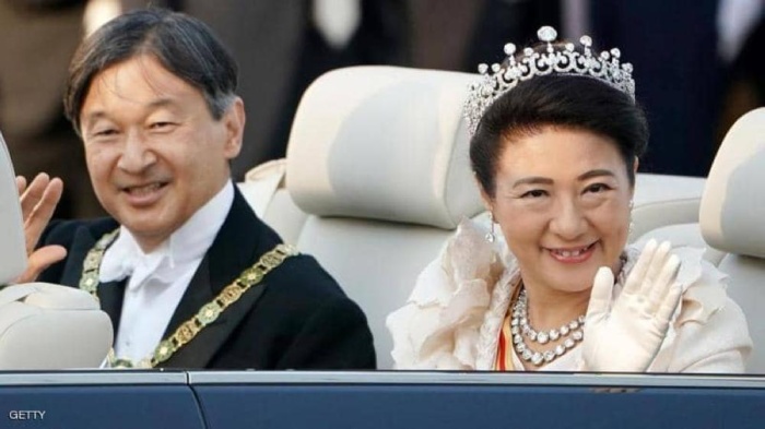 إمبراطور اليابان وزوجته يجوبان طوكيو بموكب التتويج