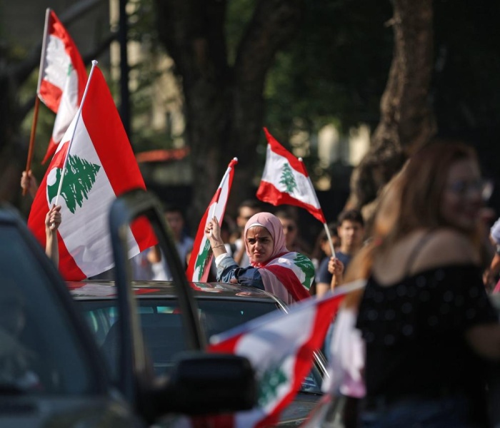 مئات المتظاهرين وسط بيروت.. ولافتات المحتجين تندد بـ "الطائفية"